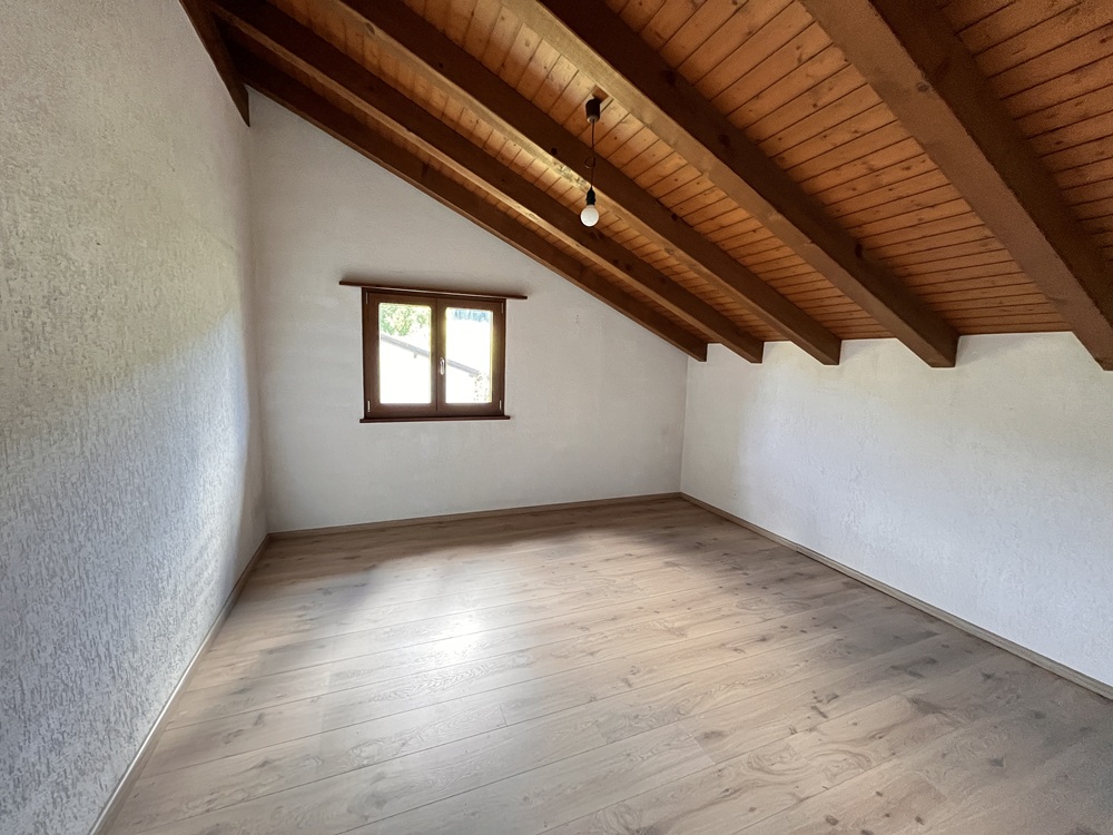 Dachgeschossraum mit Holzbalkendecke