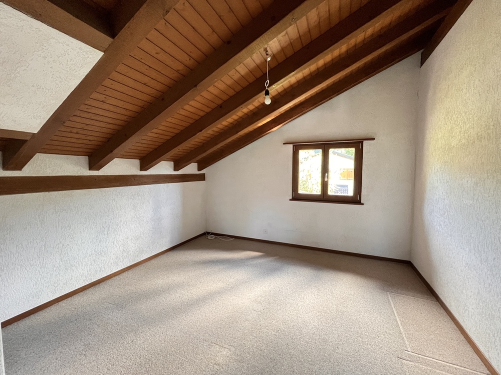 Leerer Dachraum mit sichtbaren Holzbalken