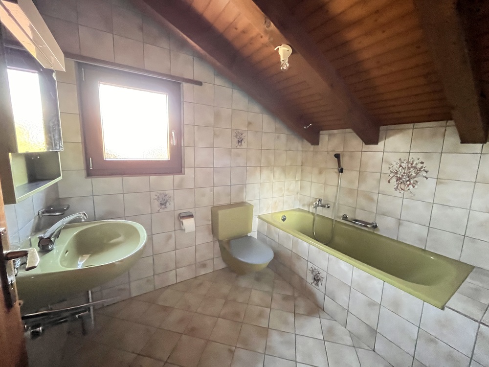 Dachgeschoss-Badezimmer mit Badewanne