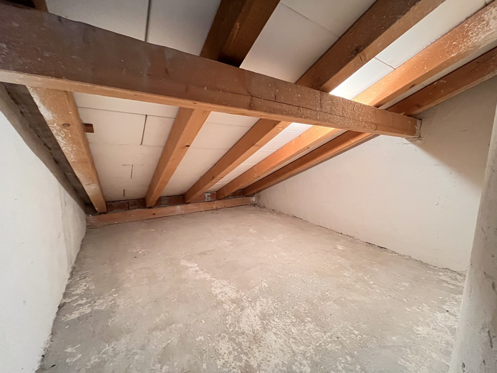 Dachboden mit sichtbaren Holzbalken