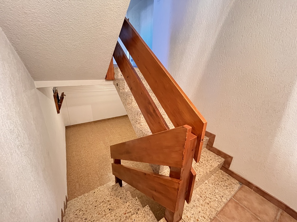 Treppenhaus mit Holzgeländer