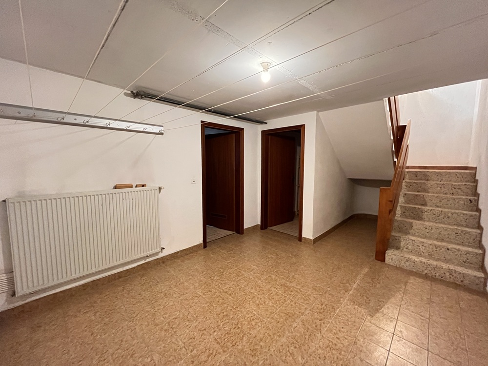 Kellerraum mit Treppe und Türen
