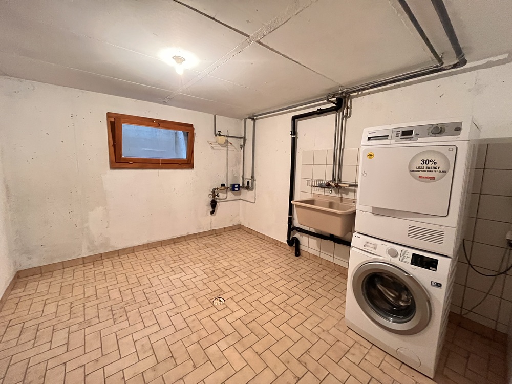 Hauswirtschaftsraum mit Waschmaschine und Trockner