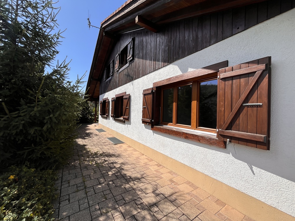 Alpenhaus-Fassade mit Holzläden