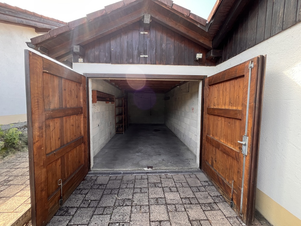 Offene Garageneinfahrt mit Holztoren