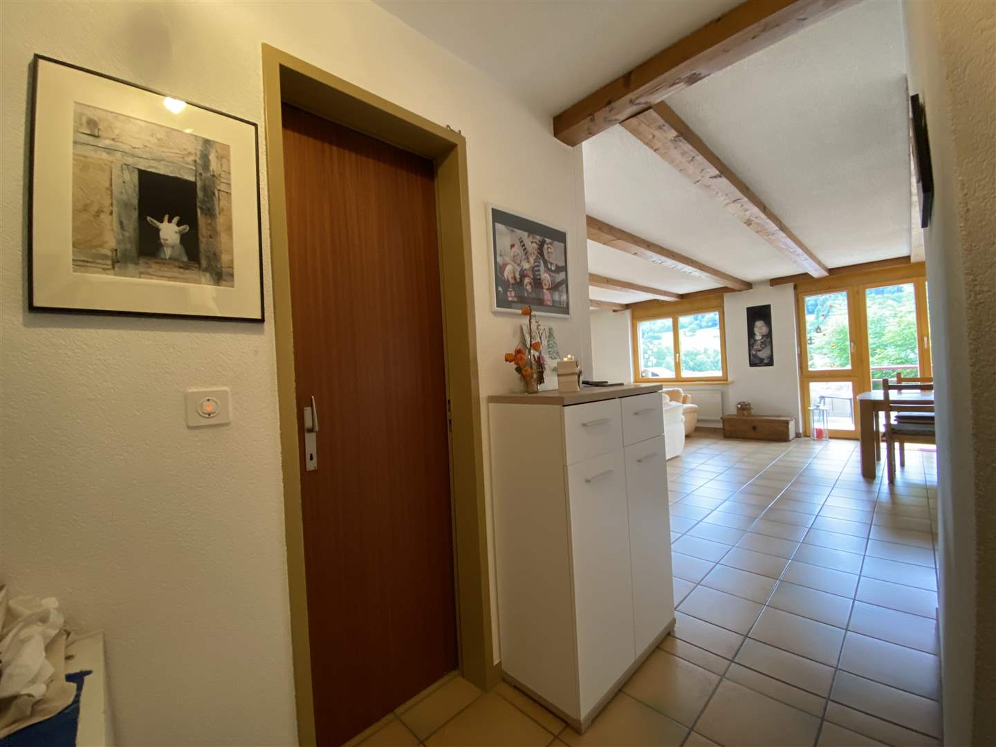Heller Flur mit Blick in den Wohn- und Essbereich