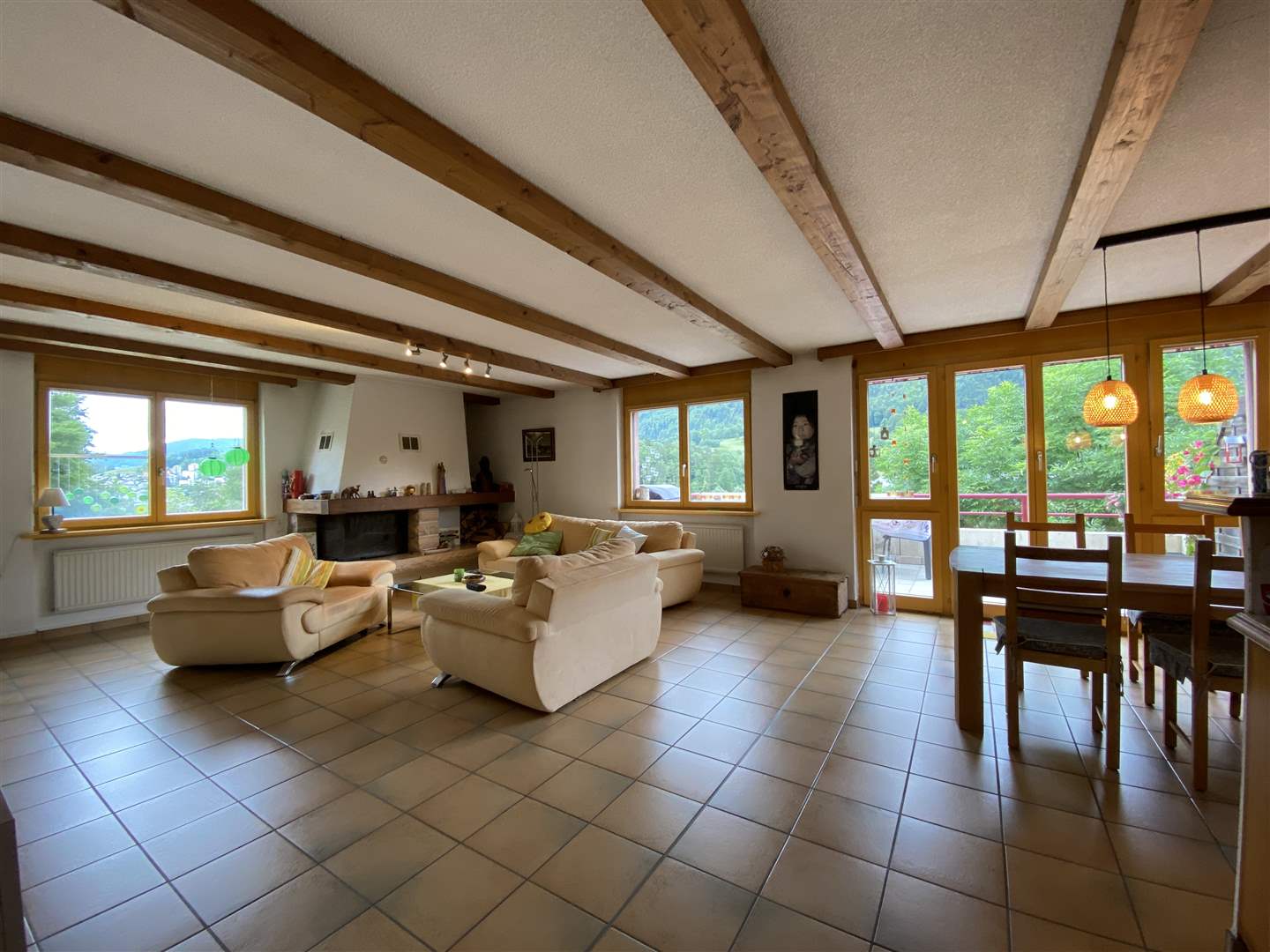 Wohnzimmer mit Essbereich und Blick ins Grüne