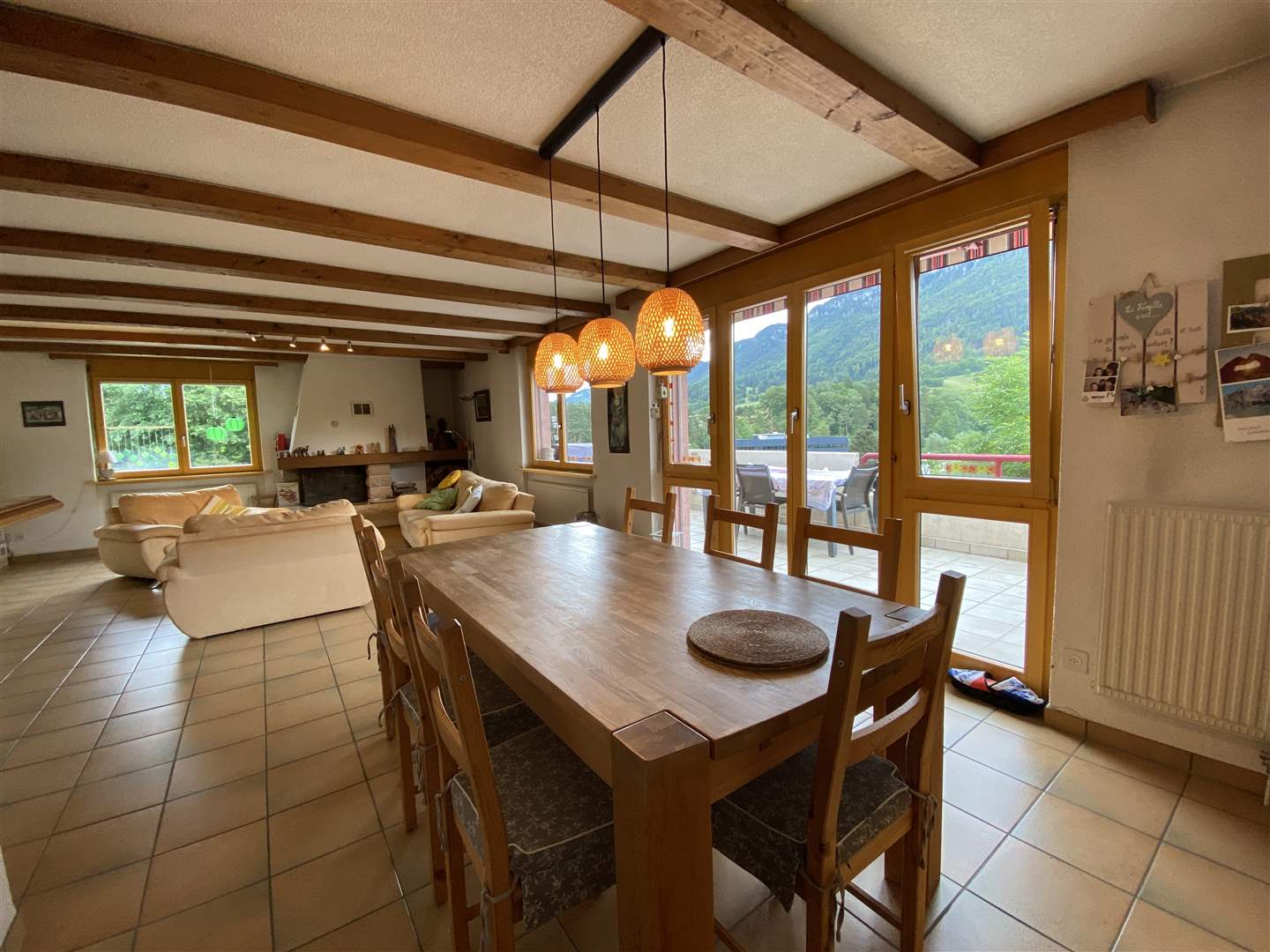 Wohn- und Essbereich mit Terrasse und Bergblick