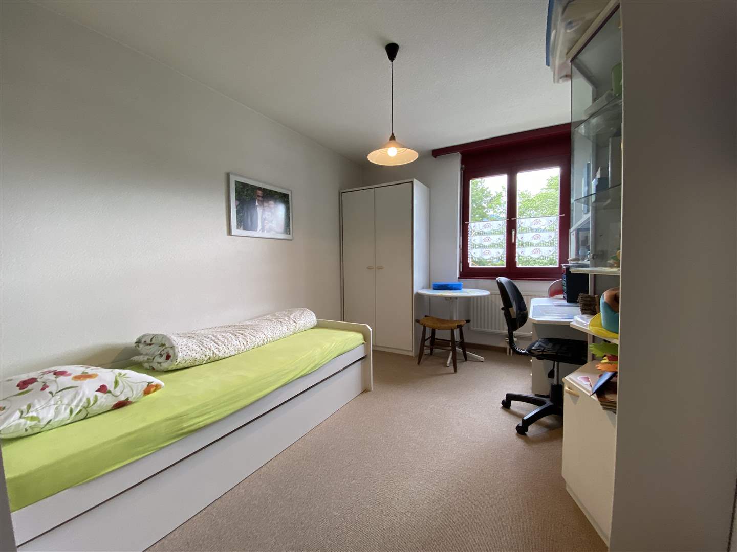 Helles Schlafzimmer mit Arbeitsbereich