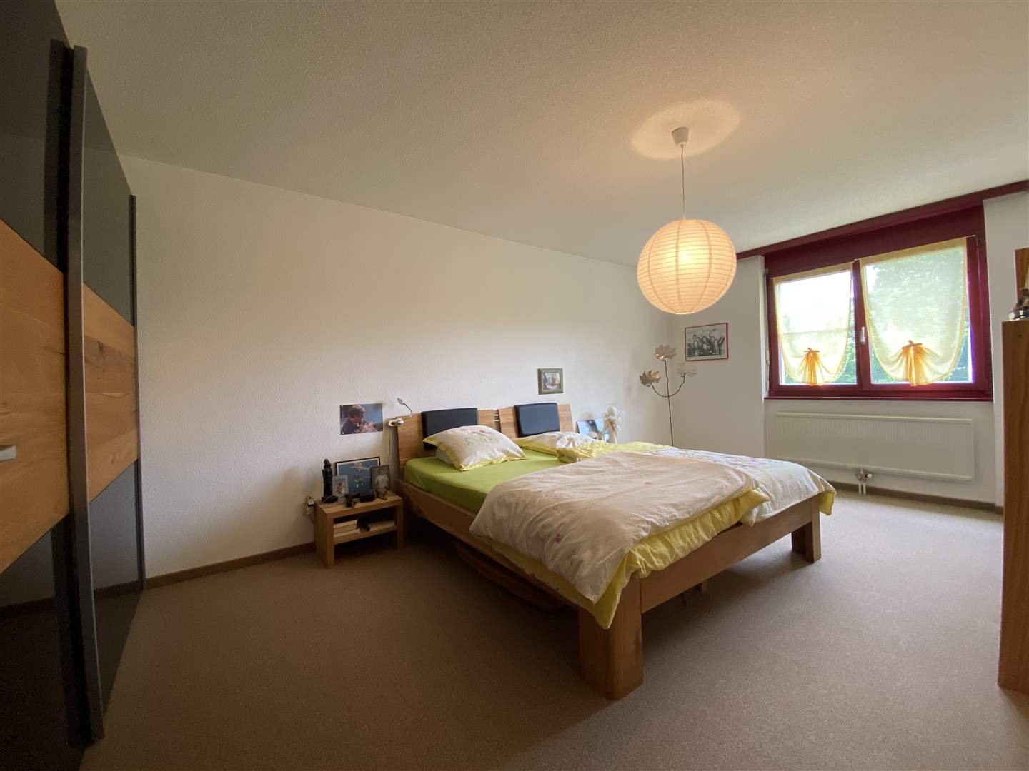 Schlafzimmer mit Doppelbett und Tageslichtfenster