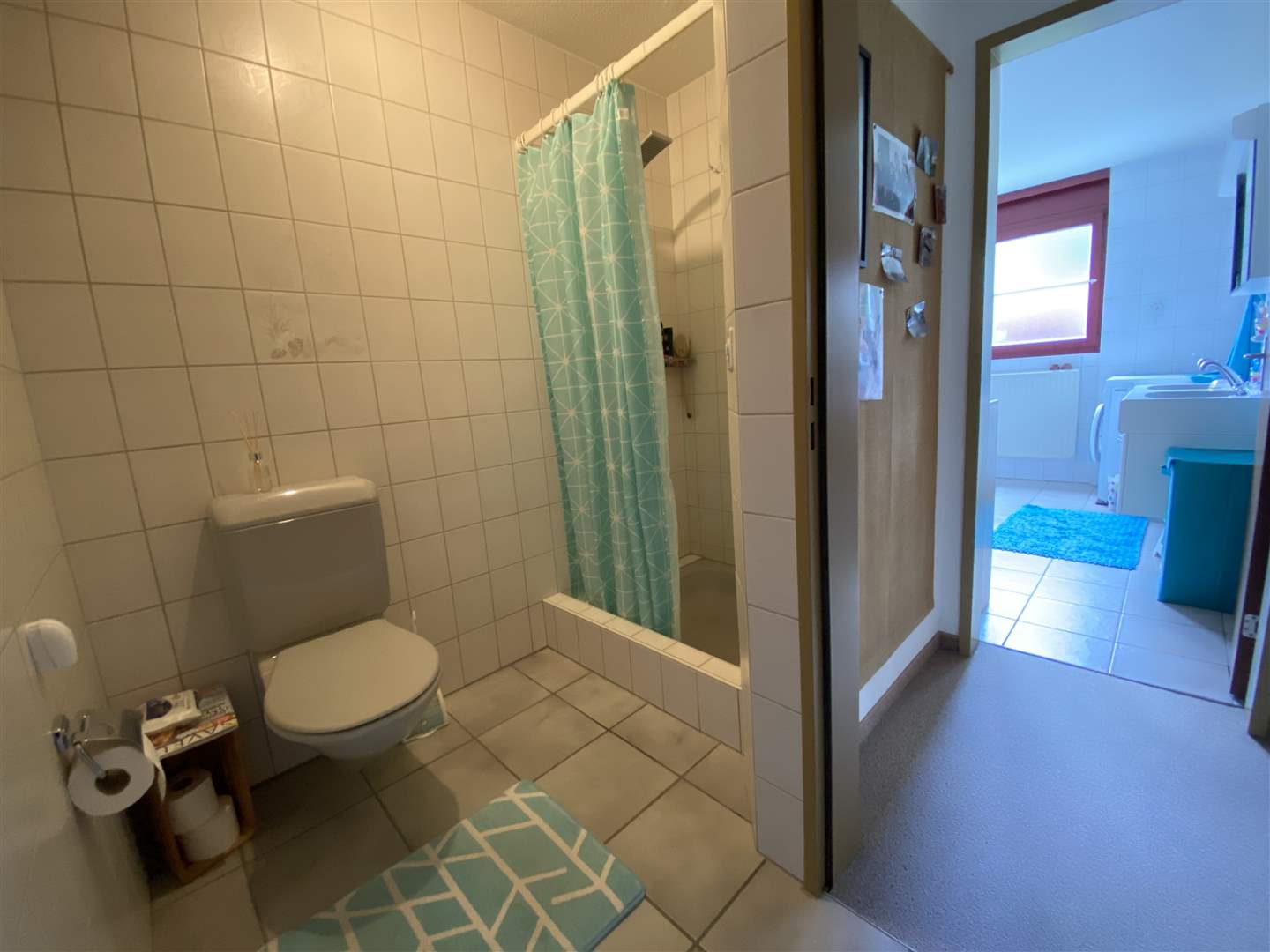Badezimmer mit angrenzendem Flur