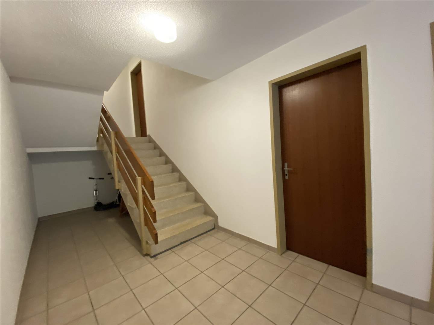 Treppenhaus mit Flur und Türen