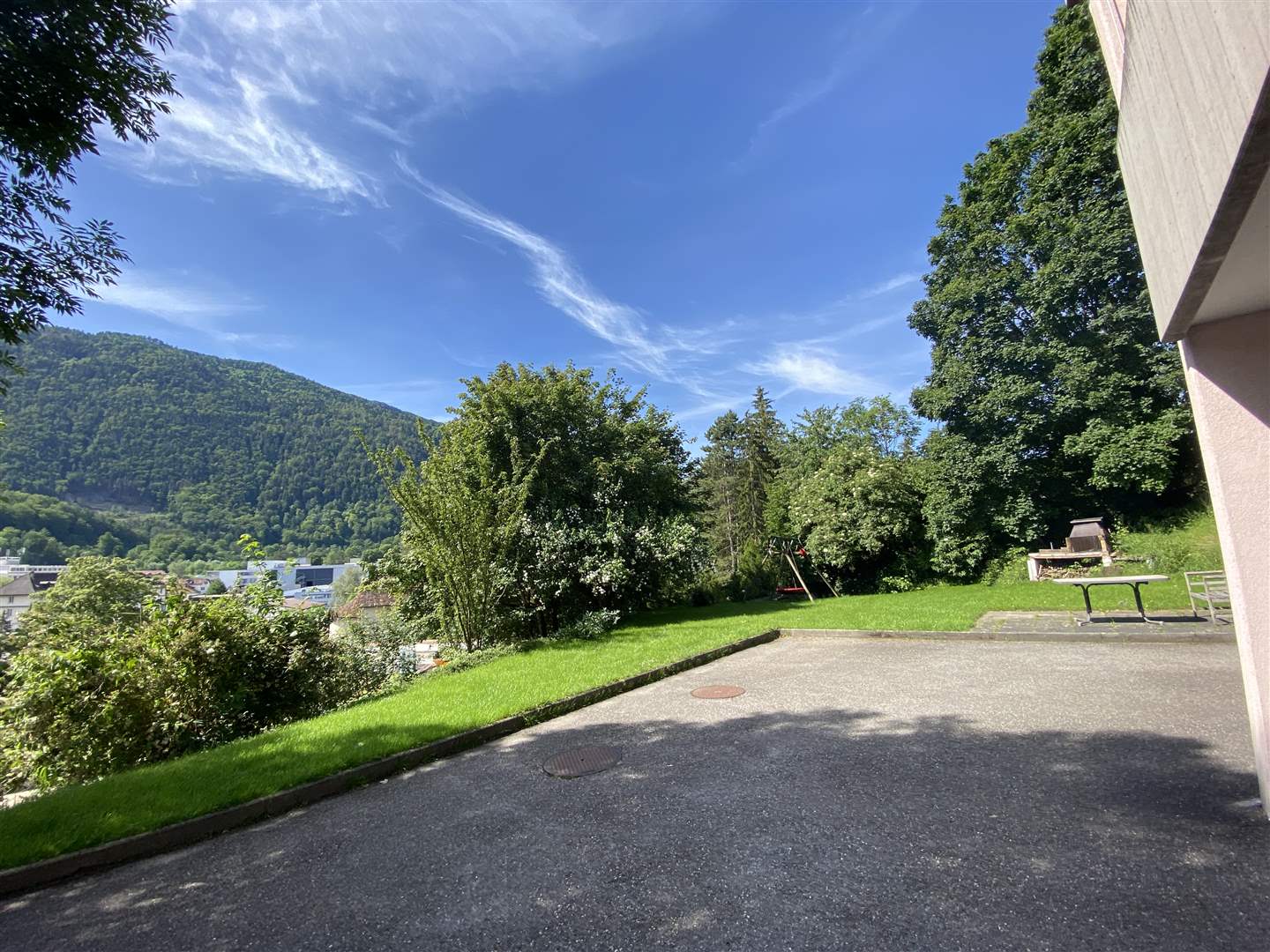 Garten mit Blick ins Tal