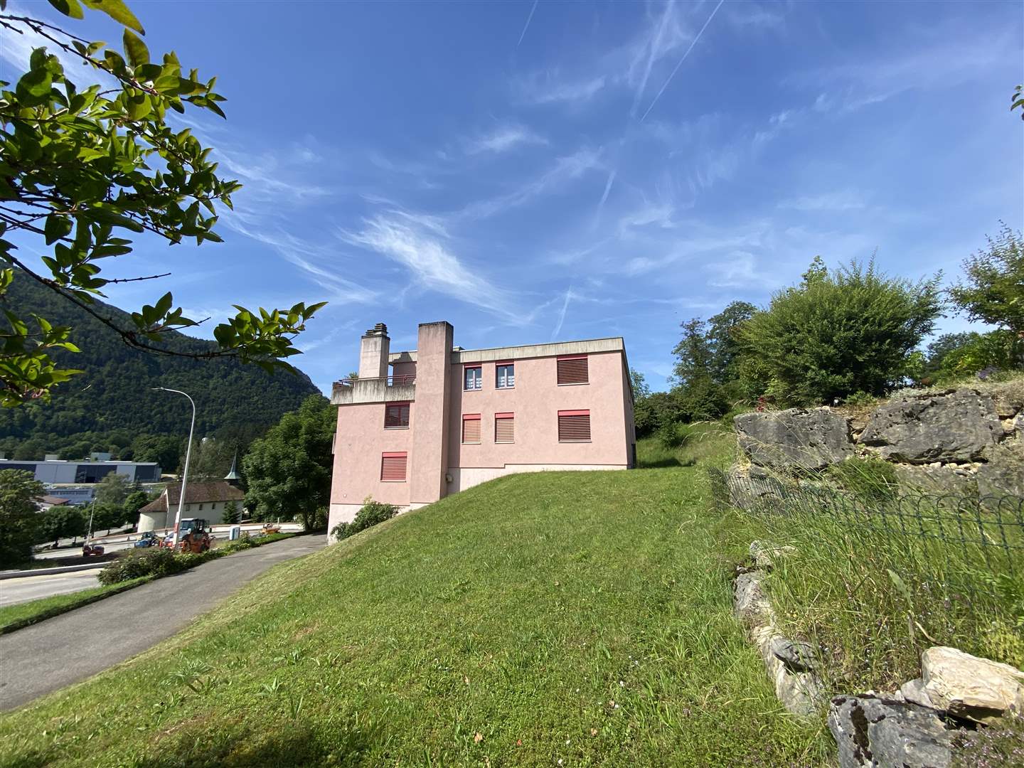 Wohnhaus in grüner Hanglage