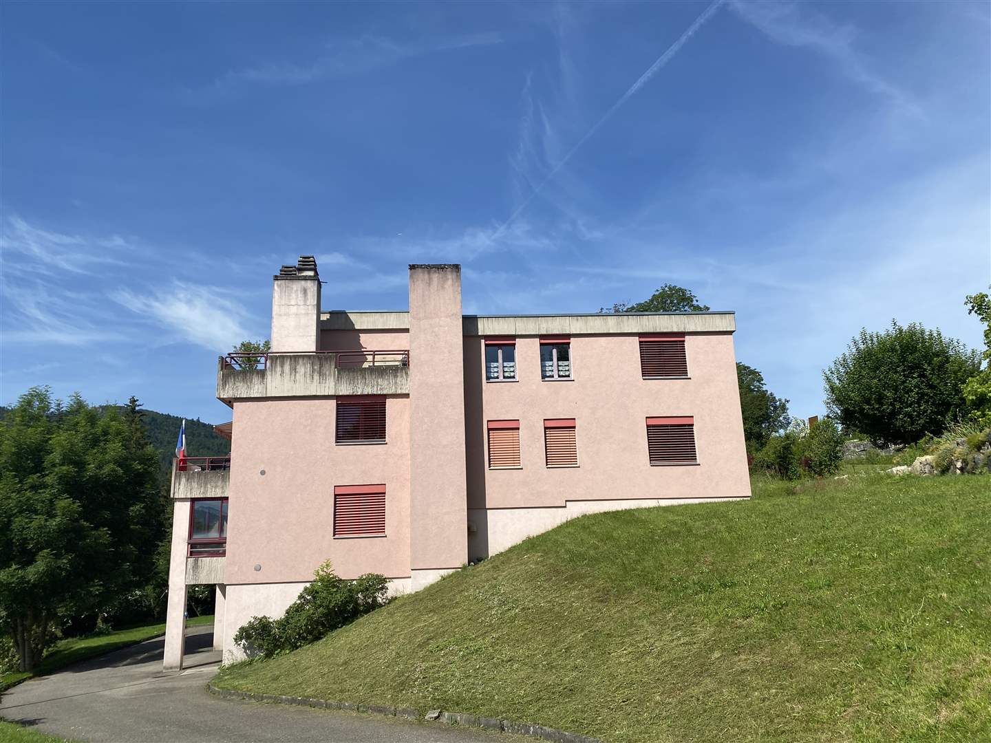 Modernes Wohngebäude in Hanglage