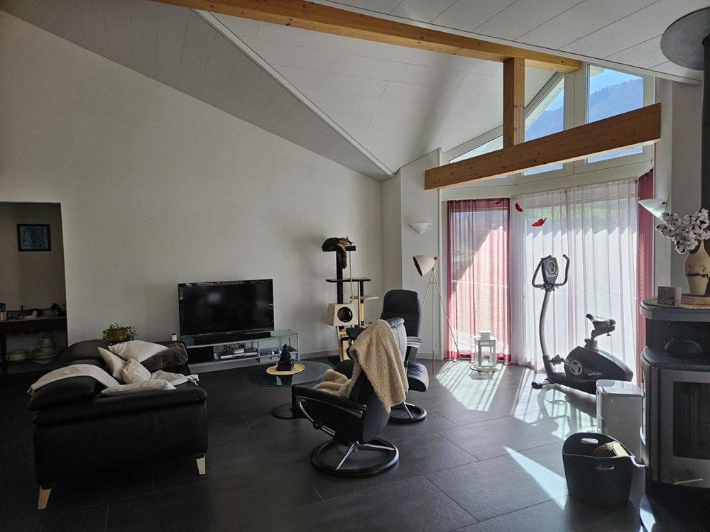 Wohnzimmer mit Galerie und Blick ins Freie