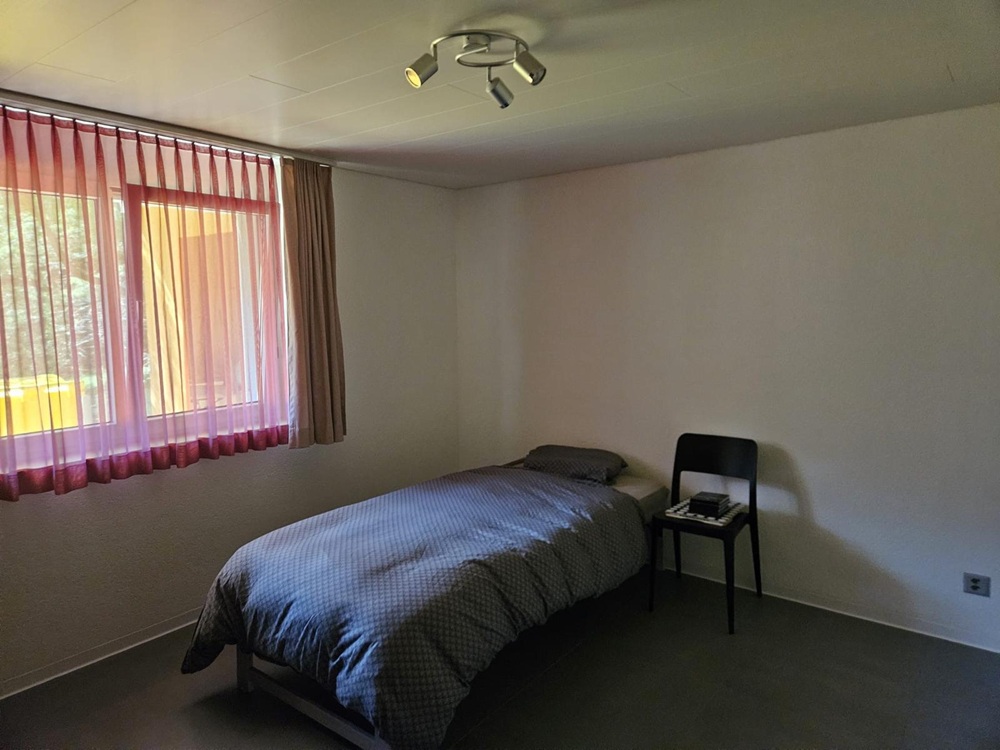 Einfaches Schlafzimmer mit Einzelbett