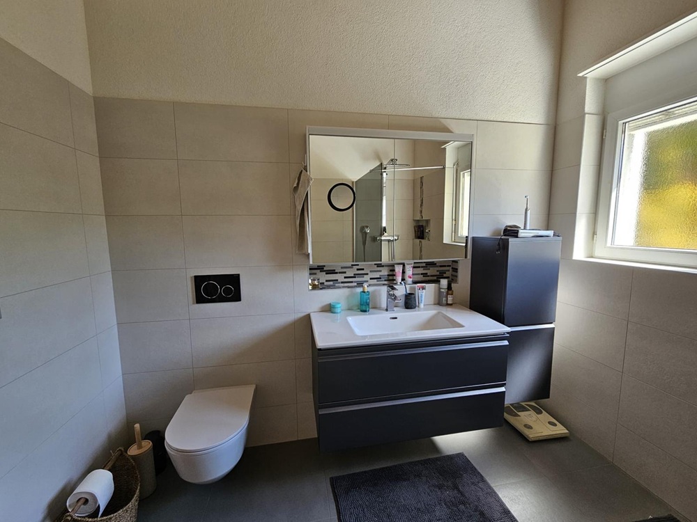 Modernes Badezimmer mit dunklem Waschtischunterschrank