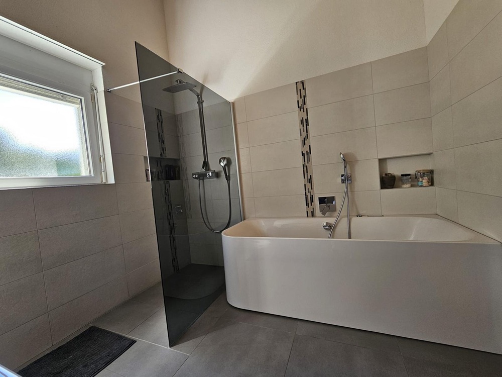 Modernes Badezimmer mit Badewanne und Dusche