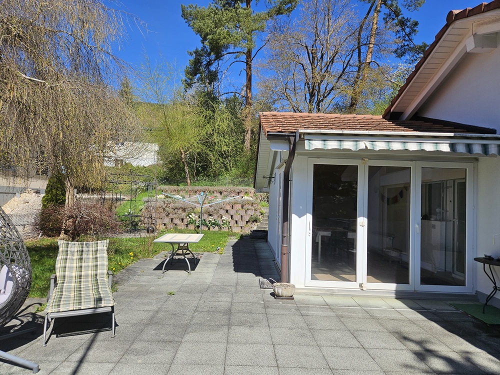 Terrasse mit Garten und Hausanbau