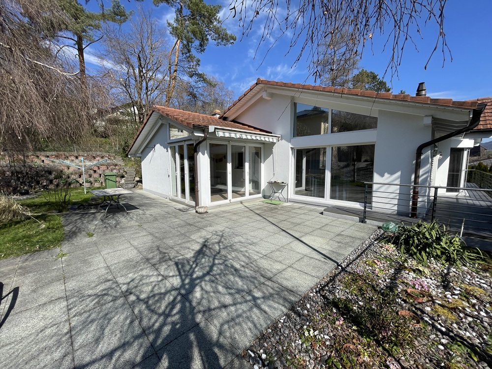 Haus mit großer Terrasse und Gartenansicht