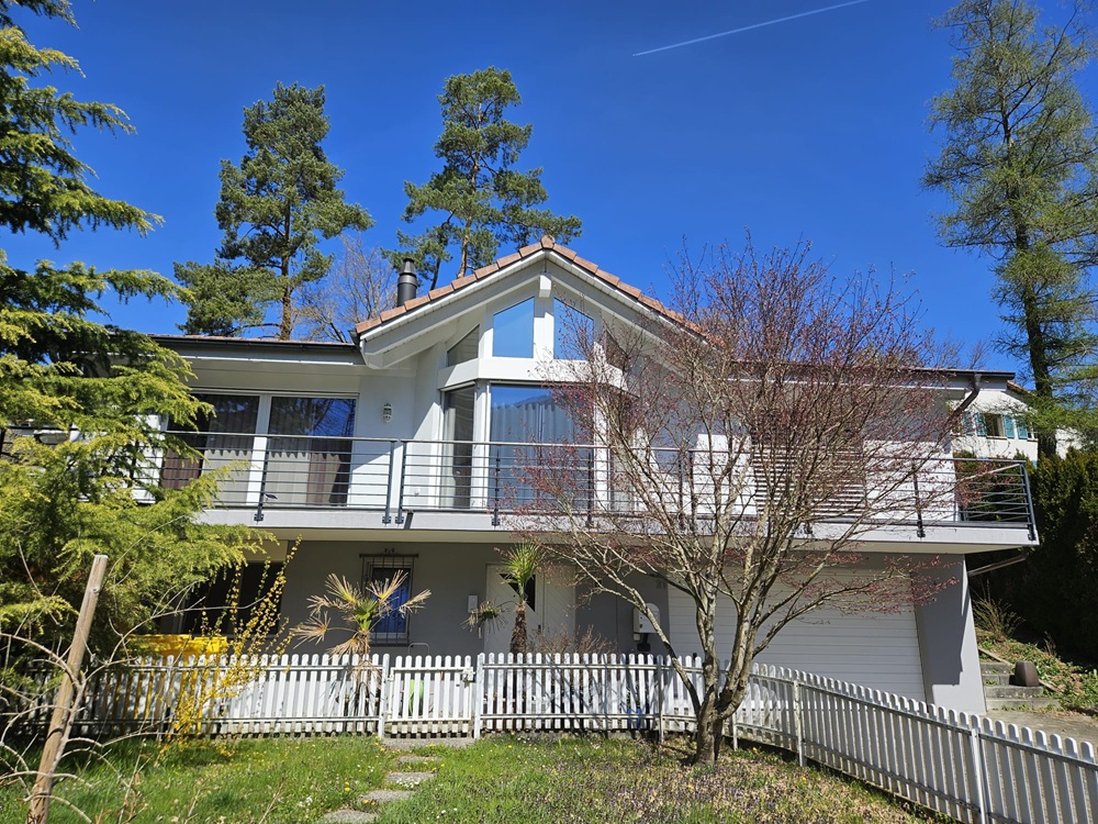 Außenansicht eines modernen Einfamilienhauses mit Balkon