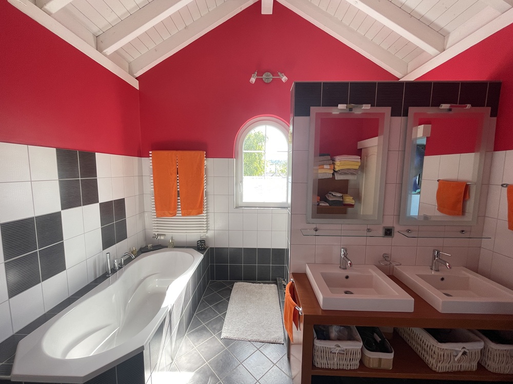 Modernes Badezimmer mit Badewanne und Doppelwaschtisch