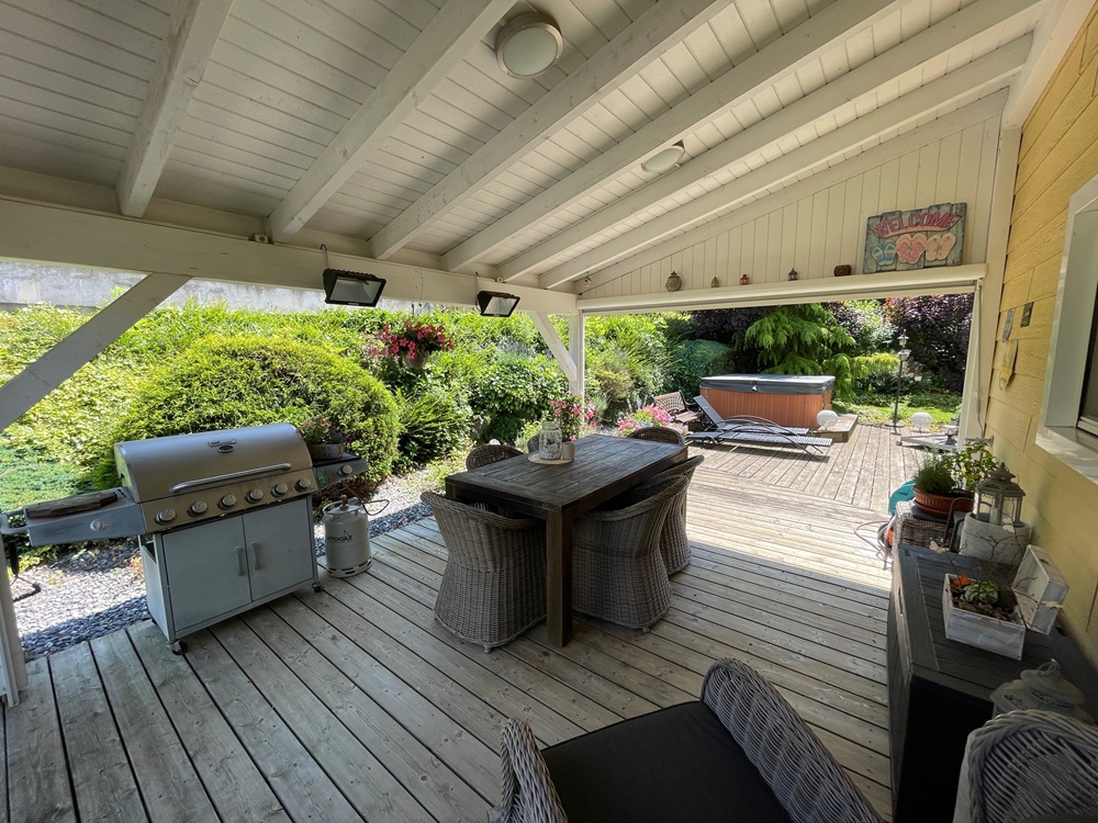 Überdachte Terrasse mit Grill und Whirlpool