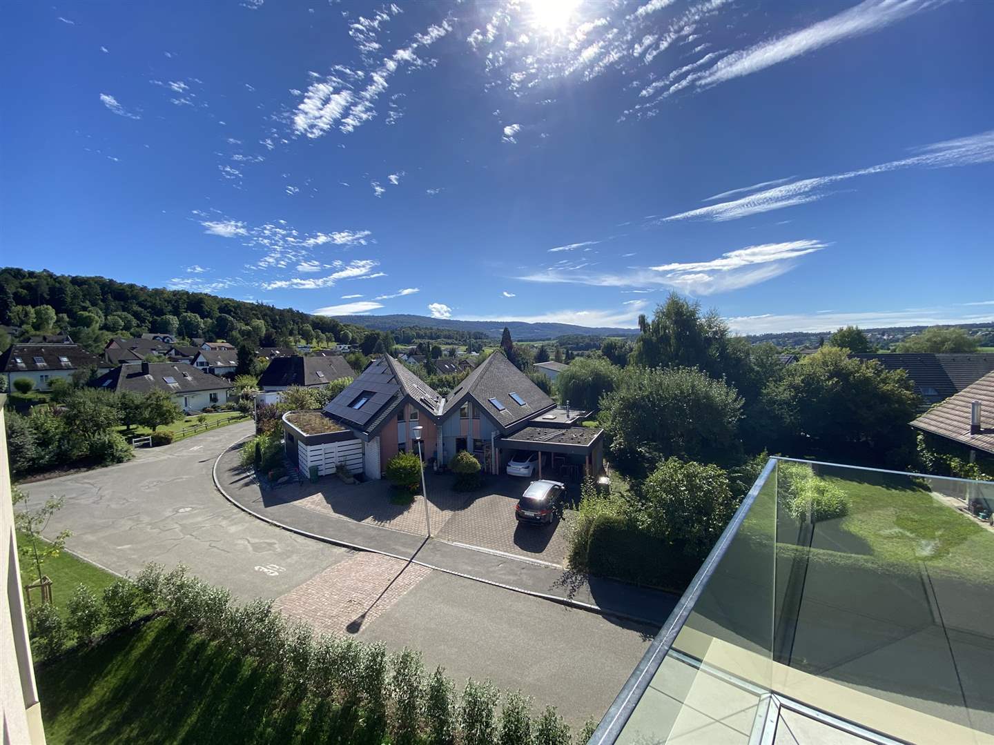 Blick von einem Balkon über eine Wohnsiedlung