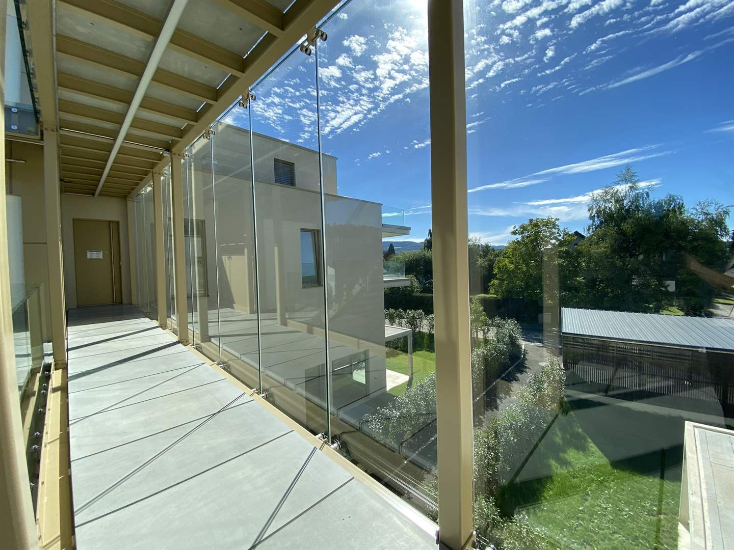 Moderne Galerie mit Glasgeländer und Ausblick