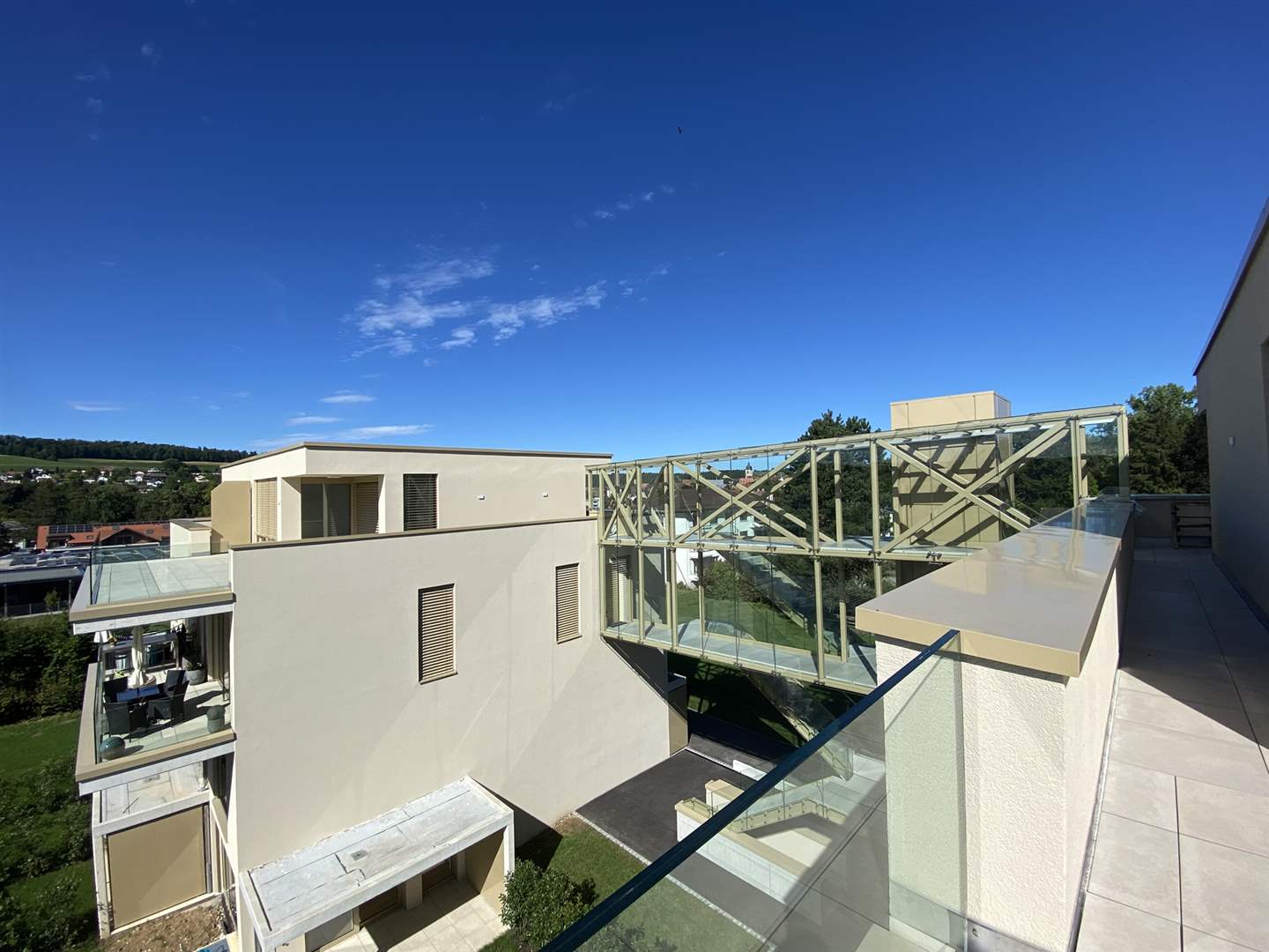 Moderne Dachterrasse mit Glasbrücke