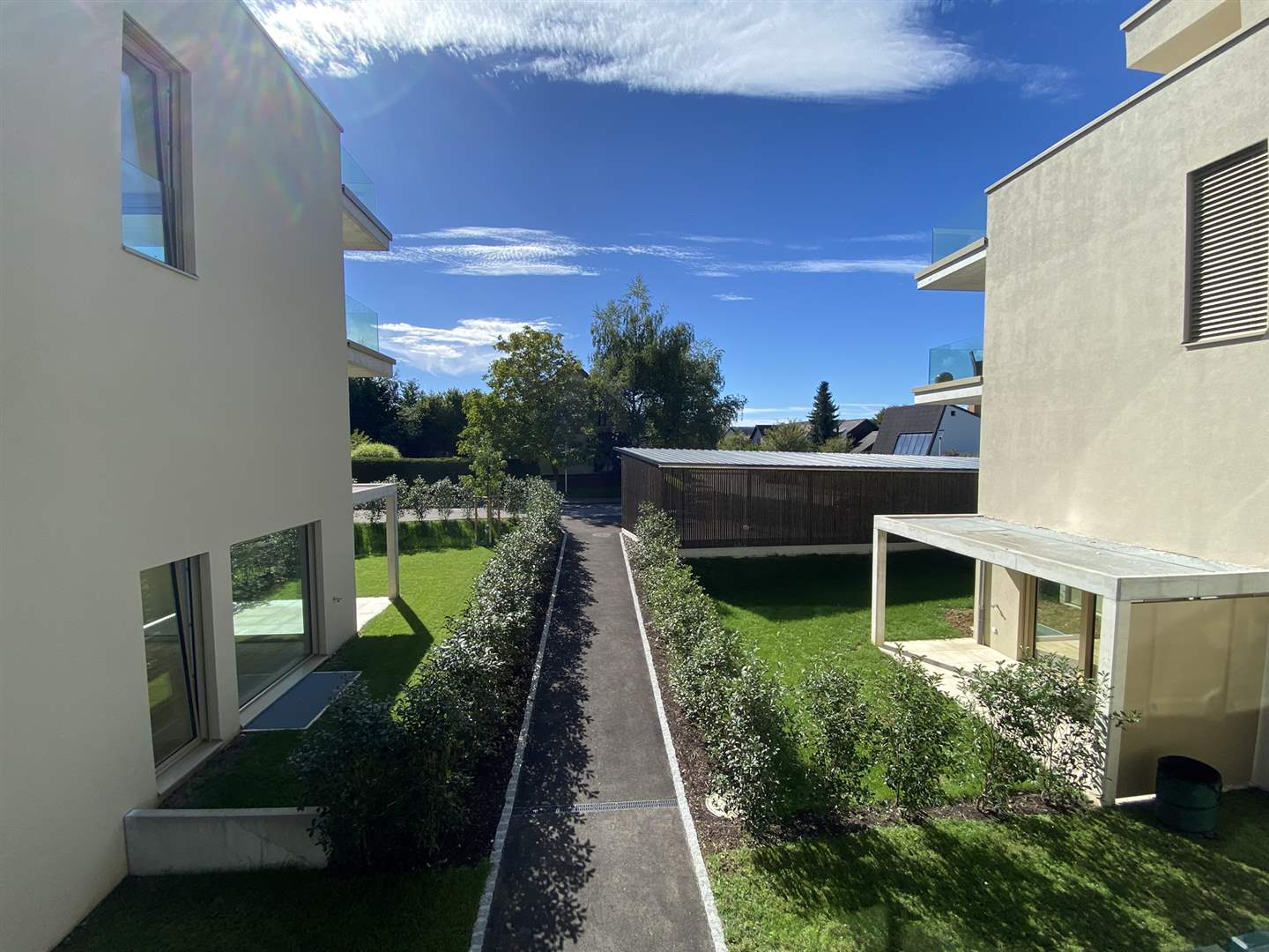 Moderner Innenhof zwischen Wohngebäuden