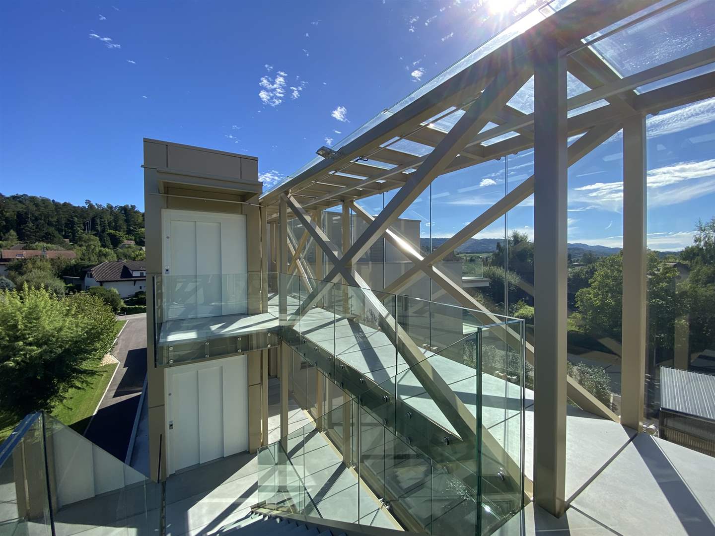 Moderne Glas- und Stahlkonstruktion mit Außenlaufgang