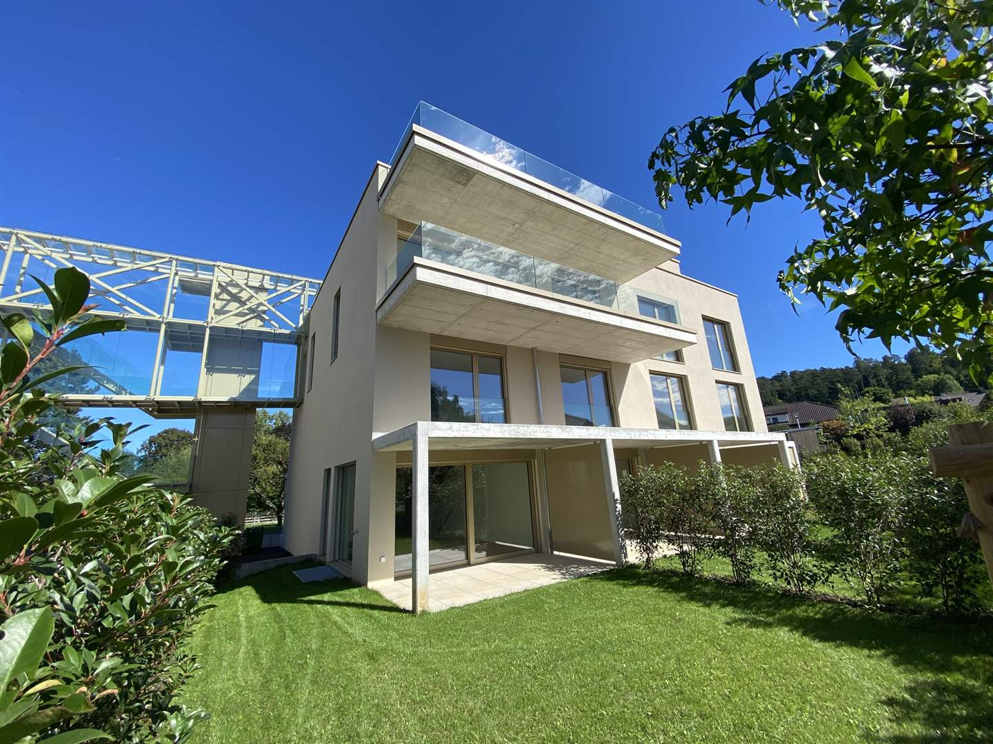 Moderne Außenansicht eines mehrgeschossigen Hauses mit Garten
