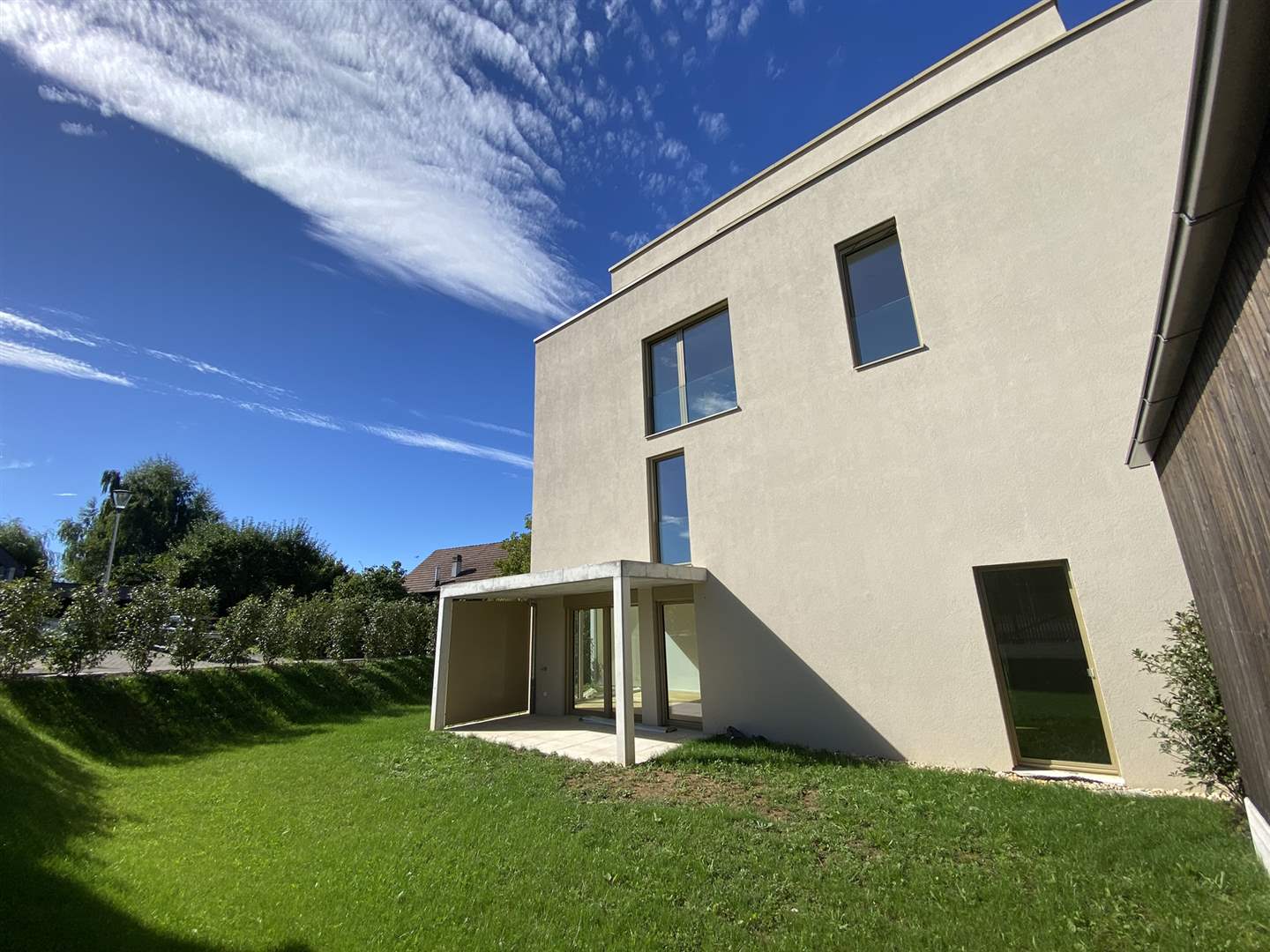 Moderne Hausfassade mit Garten