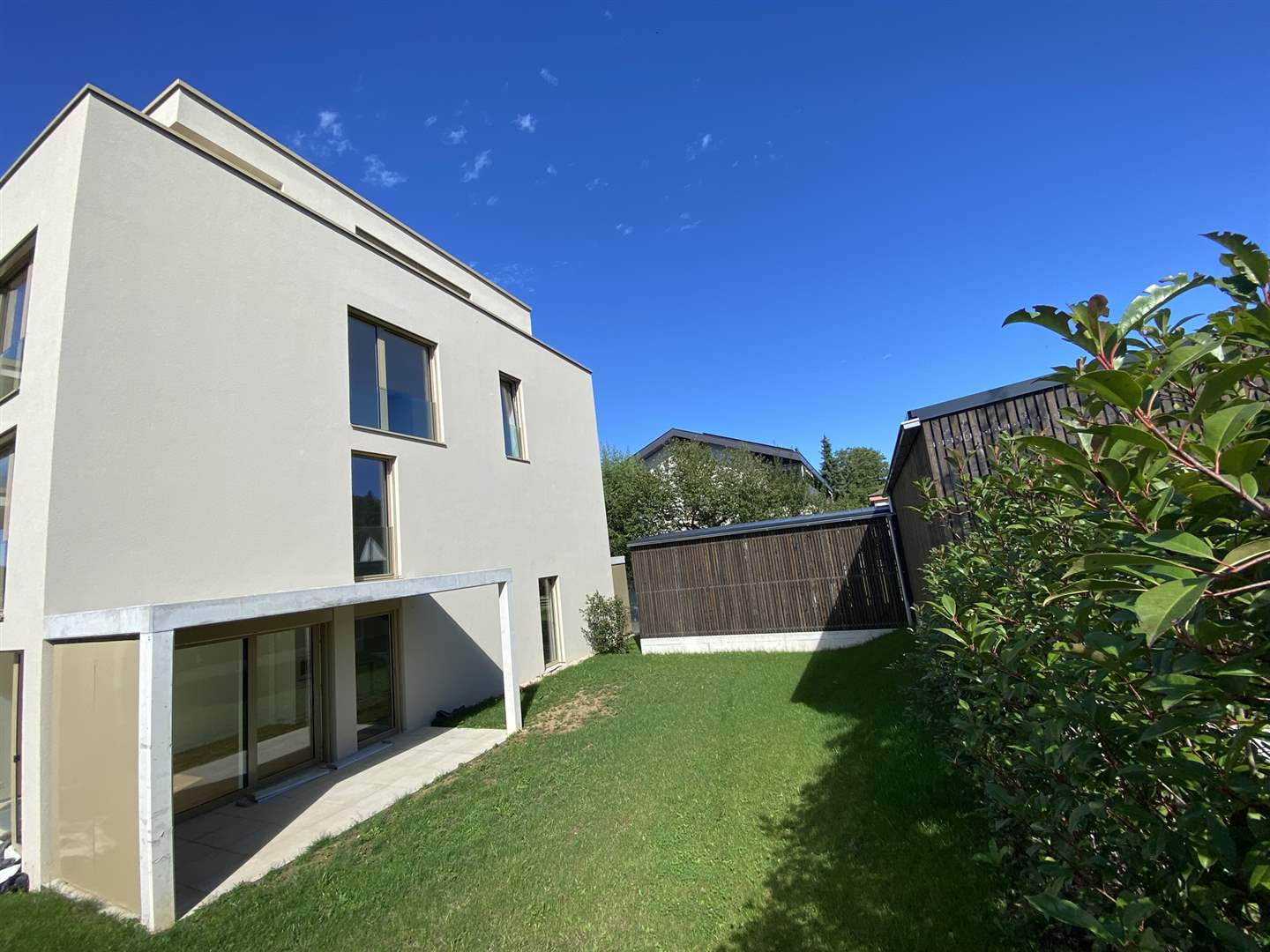Modernes Einfamilienhaus mit Garten