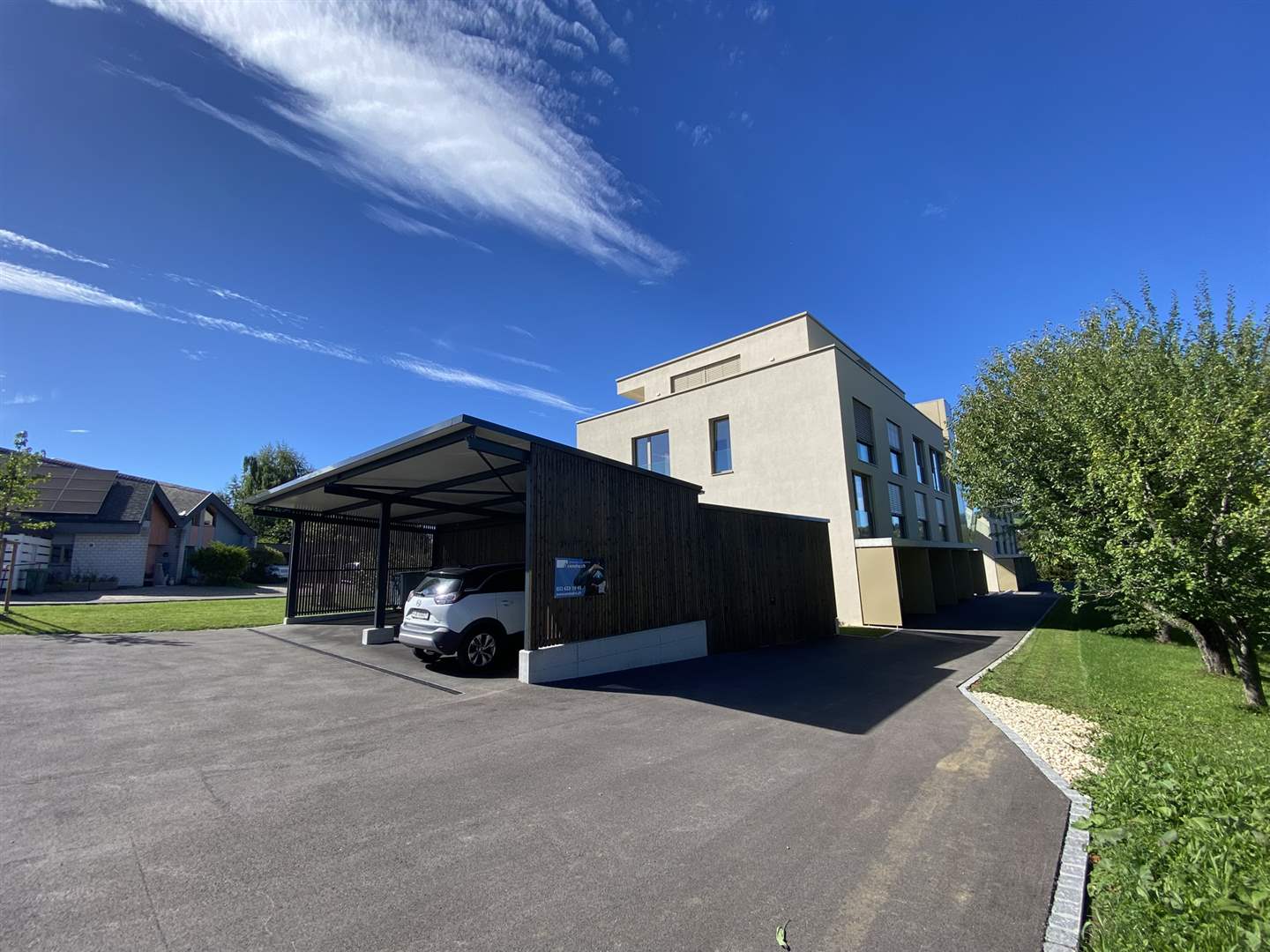 Moderne Außenansicht mit Carport