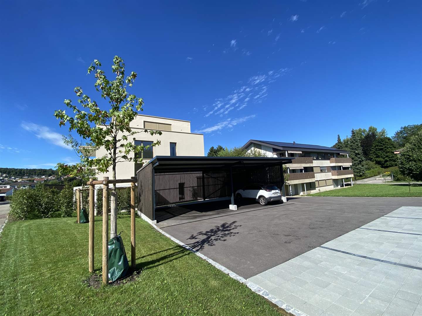 Moderne Wohnanlage mit Carport und Garten