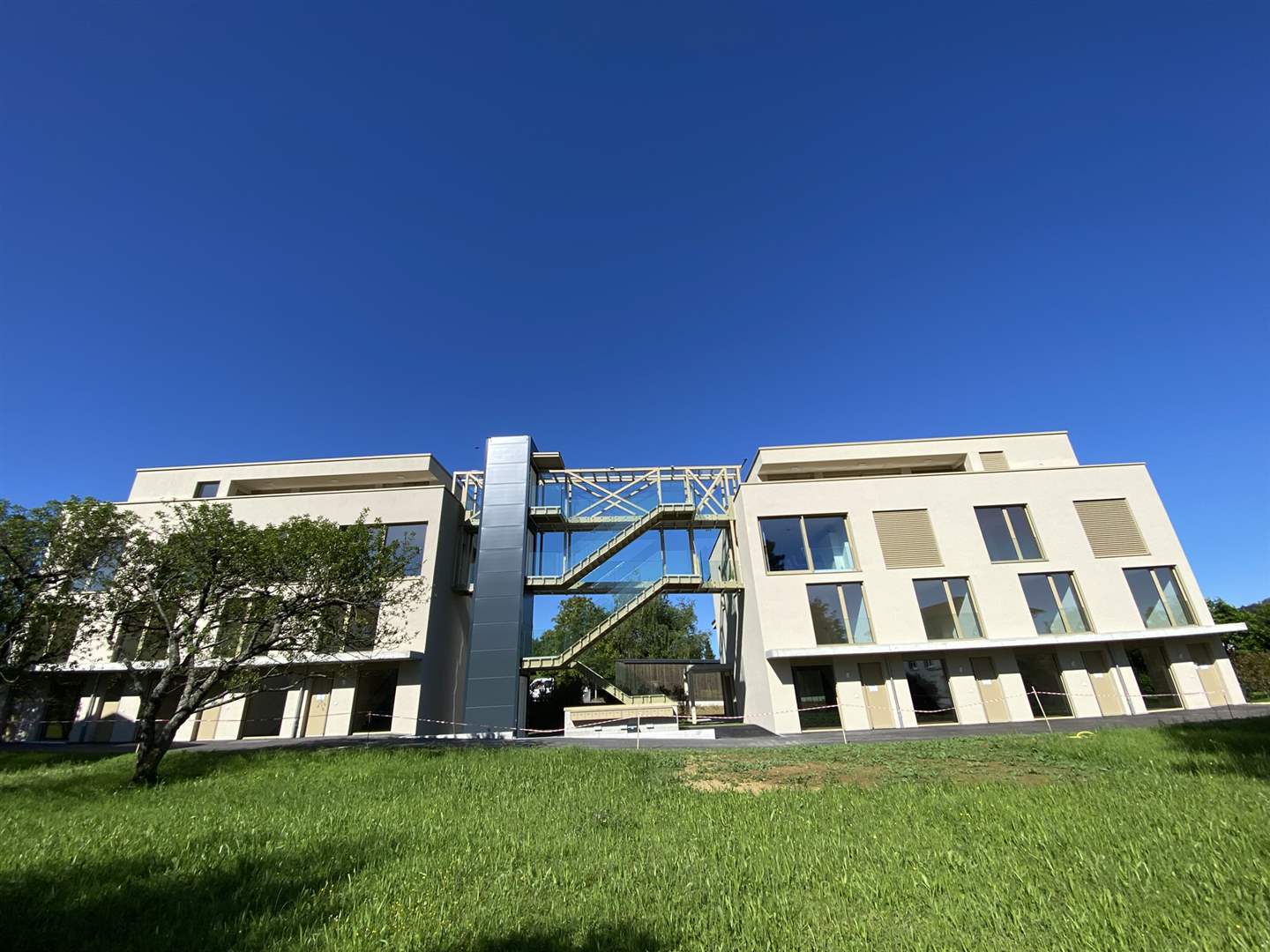 Moderne Gebäudefassade mit skybridge