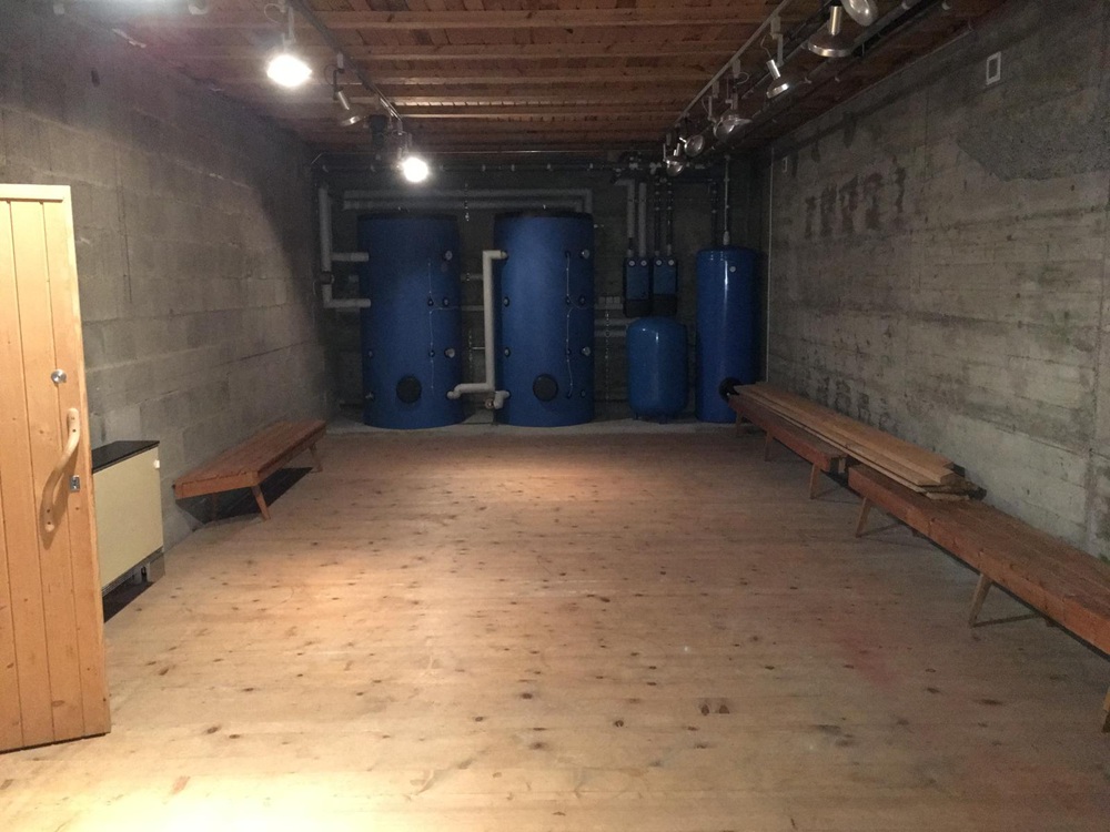 Technikraum mit großen blauen Behältern
