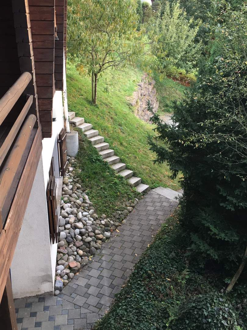 Gartenweg an einem Hang neben einem Haus