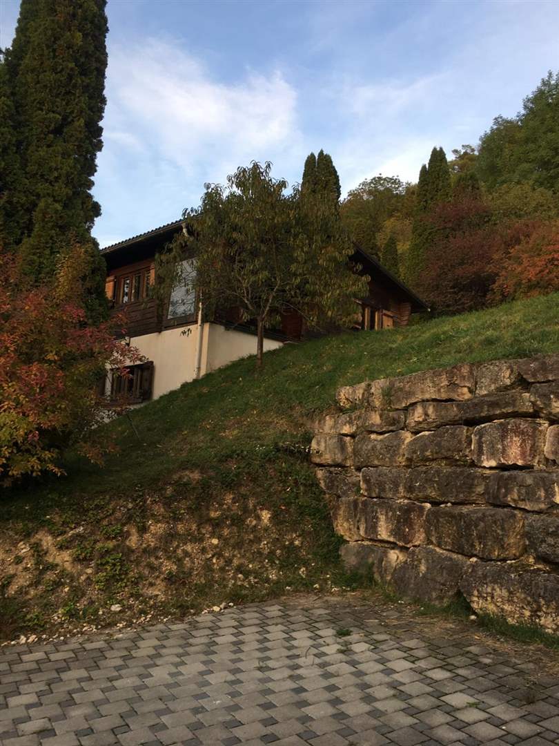 Außenansicht eines Hauses am Hang