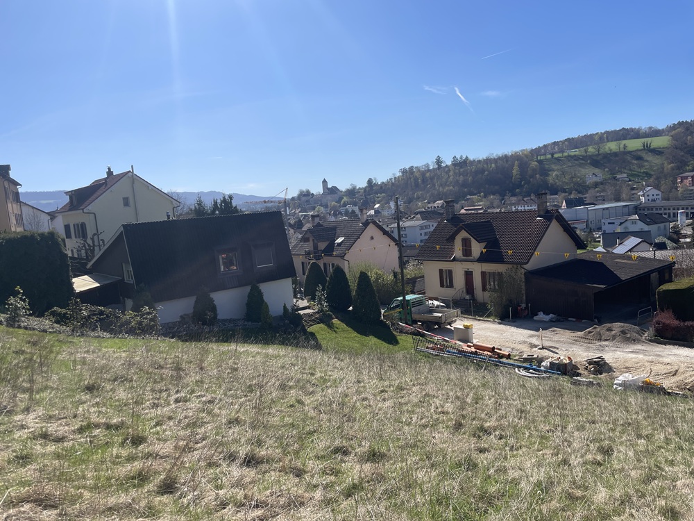 Hügelblick auf Wohnhäuser und Baustelle