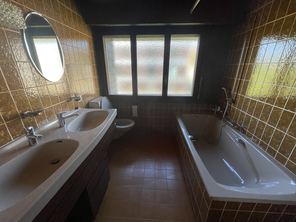Großes Bad mit Doppelwaschbecken und Badewanne