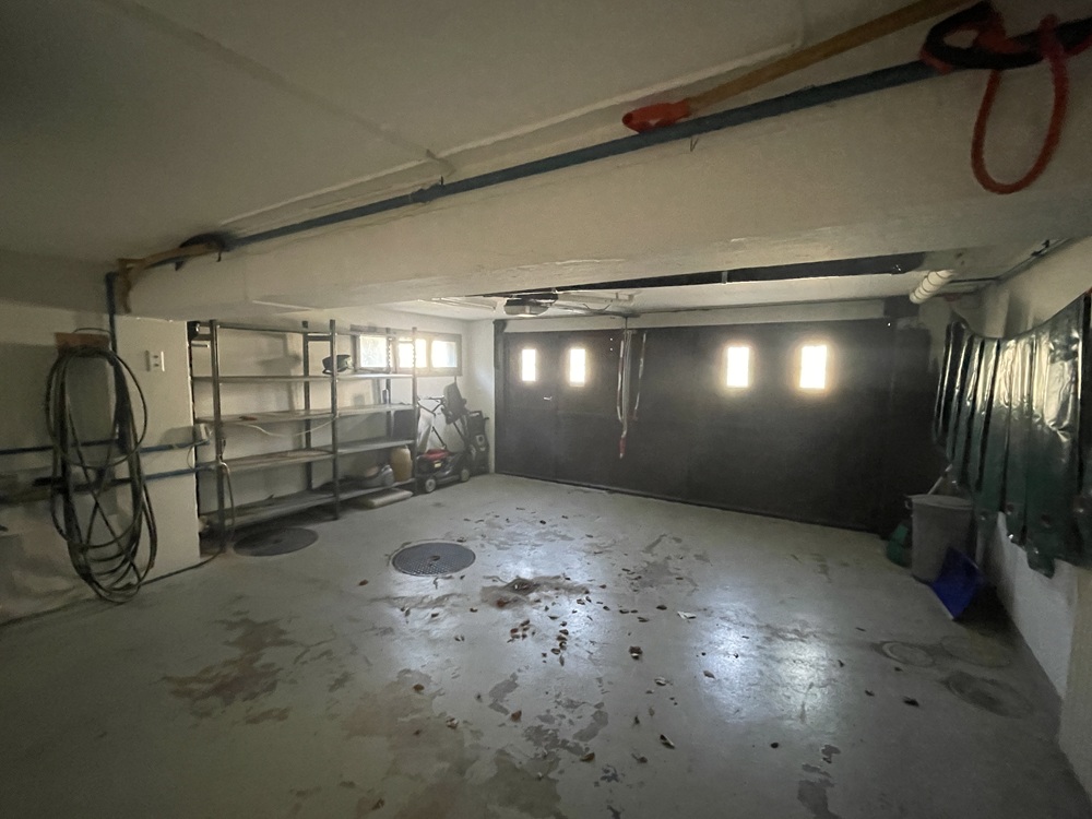 Garage mit Betonboden und Sektionaltor