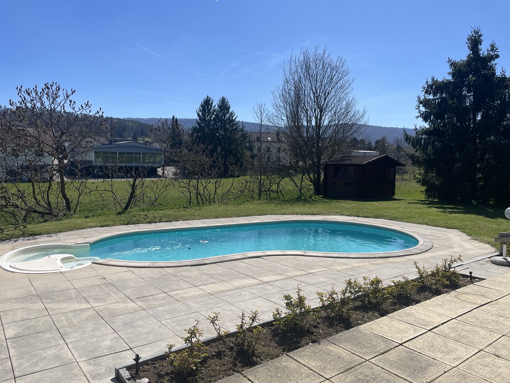 Außenpool mit Terrasse