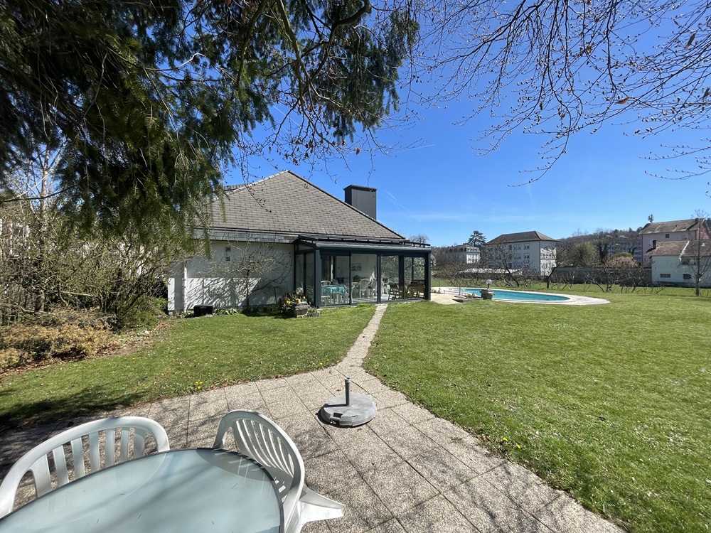Außenansicht eines Hauses mit großem Garten und Pool