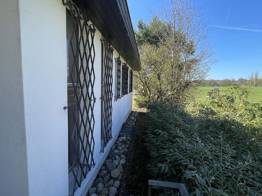 Hausseite mit Gartenblick