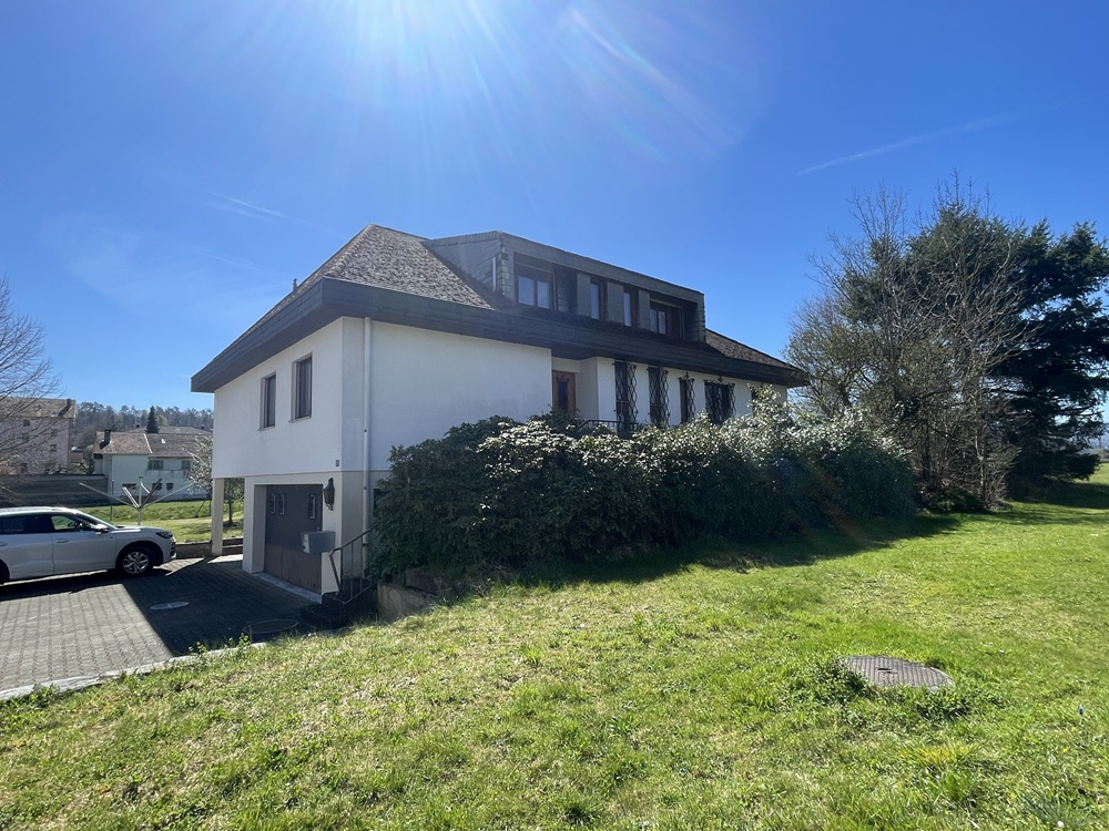 Außenansicht eines Wohnhauses mit Garten