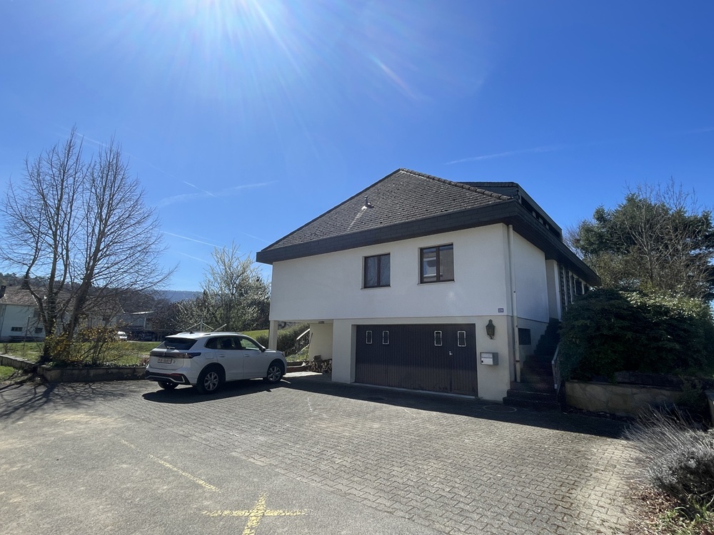 Einfamilienhaus mit Garage und Zufahrt